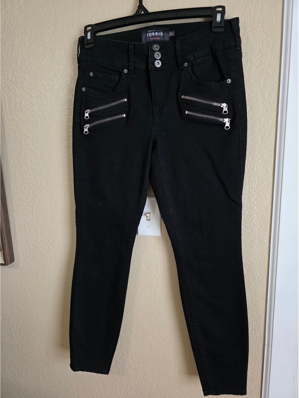 Torrid Premium Black Skinny Jeans with Zipper Detail Rocker/Moto Asthetic 10R